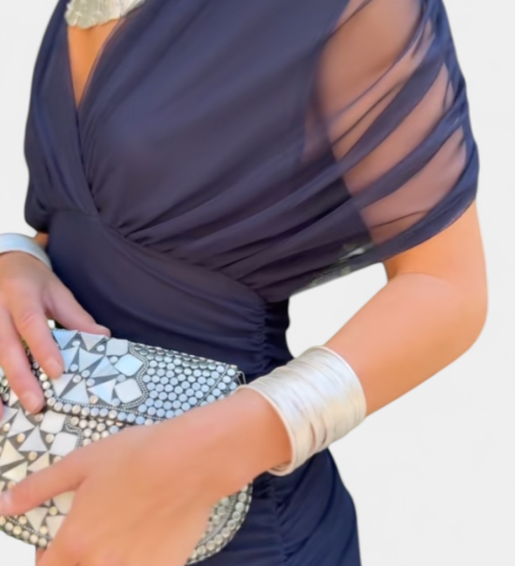 Dlouhá dámská šaty s výstřihem do V a květinovým vzorem – Elegantní a vzdušný outfit
