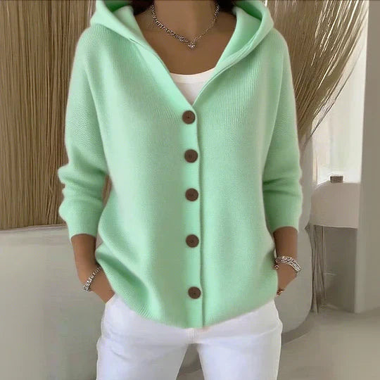 Dámská pletená vesta s kapucí – Elegantní pletenina s knoflíky