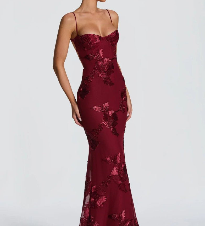 Liana – tvarující maxi šaty s krajkou zvýrazňující postavu